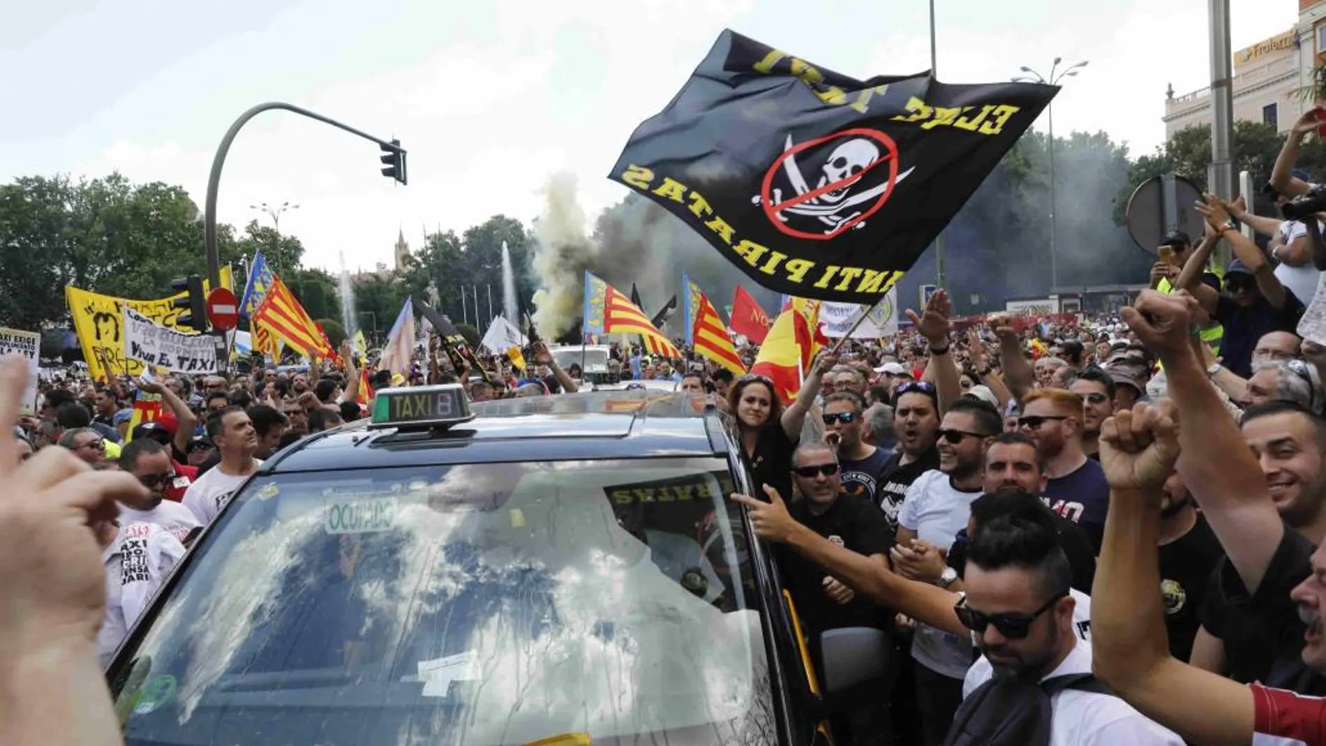 Taxistas manifestándose esta mañana en Madrid.