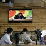Periodistas extranjeros toman nota de la intervención del líder norcoreano, Kim Jong Un, durante el Congreso