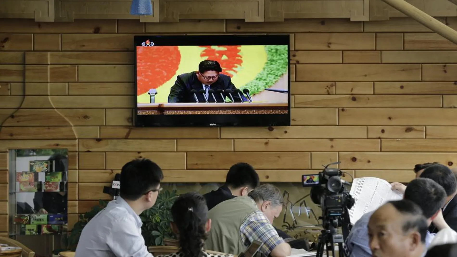 Periodistas extranjeros toman nota de la intervención del líder norcoreano, Kim Jong Un, durante el Congreso