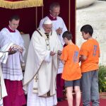 El Papa con dos jóvenes