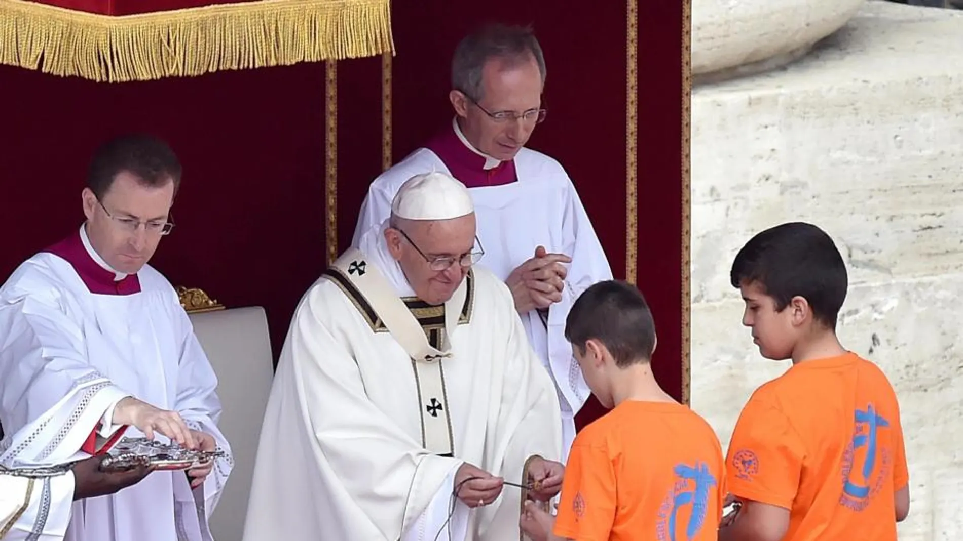 El Papa con dos jóvenes