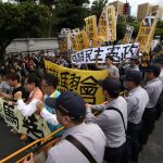 Manifestantes taiwaneses protestan contra la próxima reunión del presidente de Taiwán Ma Ying-jeou y el presidente de China Xi Jinping durante una marcha hacia la oficina presidencial