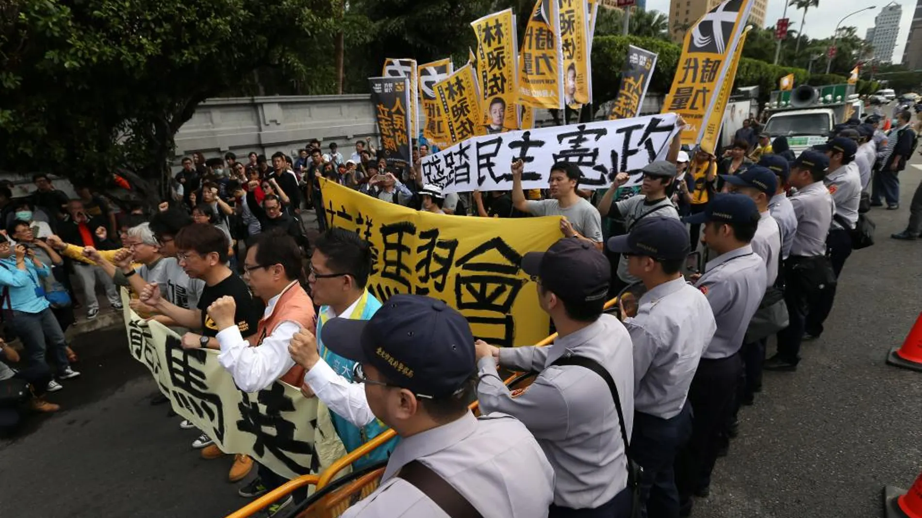 Manifestantes taiwaneses protestan contra la próxima reunión del presidente de Taiwán Ma Ying-jeou y el presidente de China Xi Jinping durante una marcha hacia la oficina presidencial