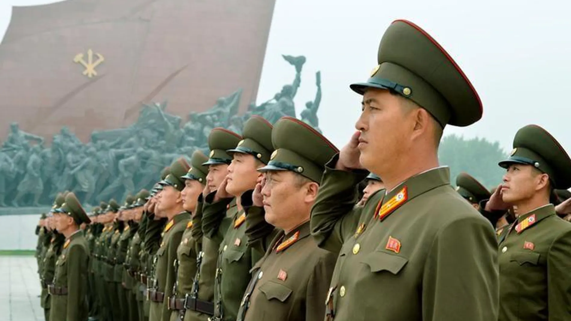 Soldados de Corea del Norte en una ceremonia en el cerro Mansudae en Pyongyang
