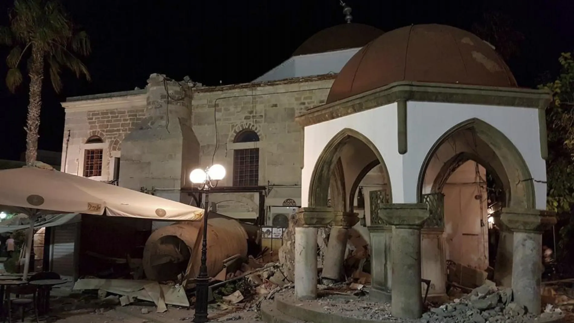 Un edificio dañado por el terremoto