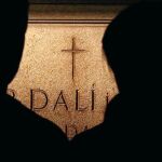 Visitantes al Teatro-Museo Dalí frente a la cripta del artista que esta noche abrirán para analizar el cadáver de Dalí