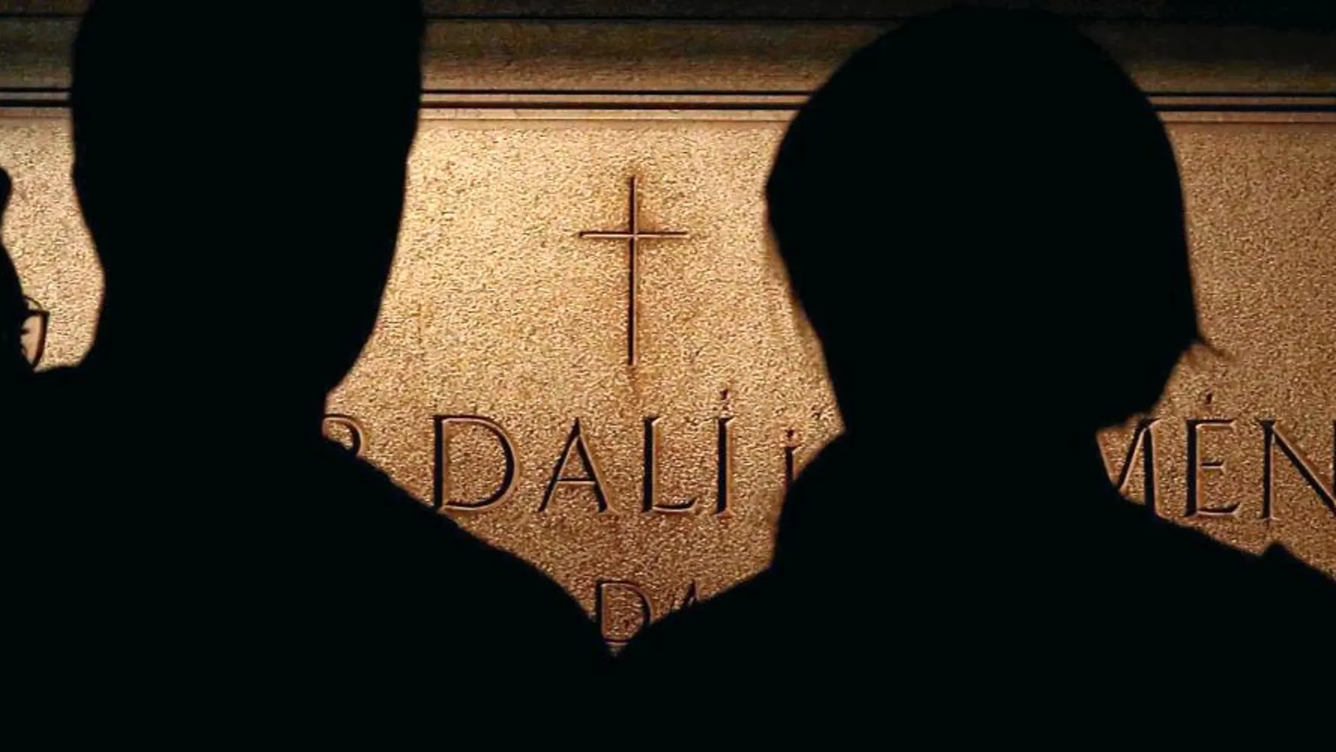 Visitantes al Teatro-Museo Dalí frente a la cripta del artista que esta noche abrirán para analizar el cadáver de Dalí