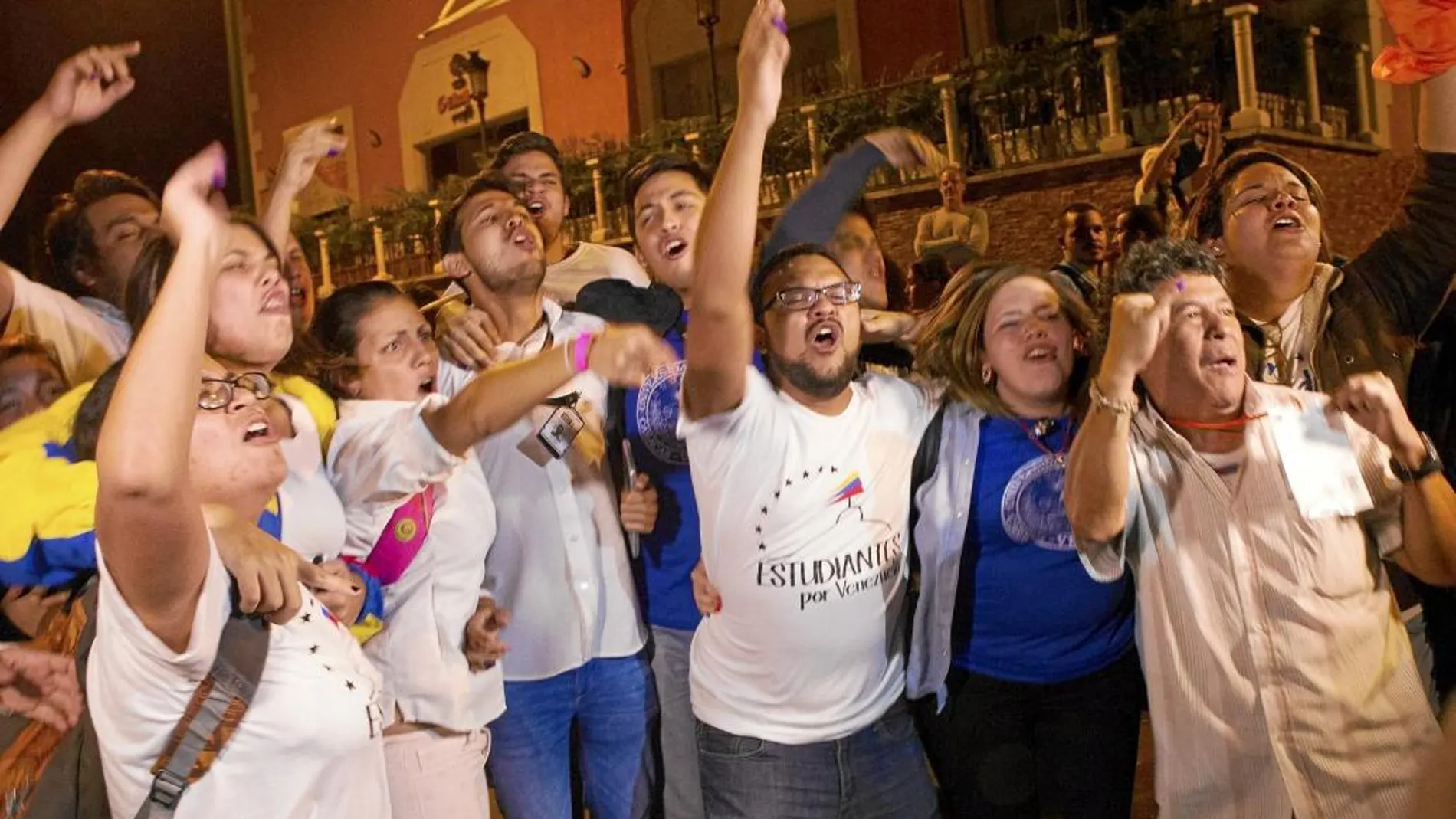 Durante la noche del domingo, los venezolanos festejaron en las calles de la capital y desde sus vehículos la histórica victoria de la oposición.