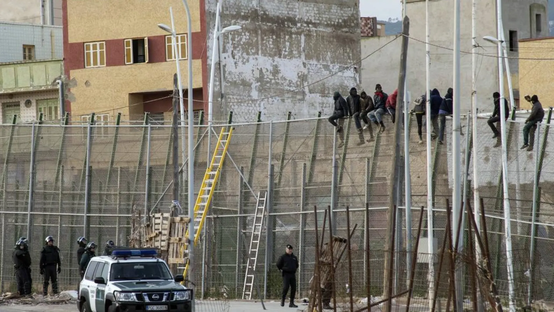 Imagen de archivo de un intento de salto a la valla de Melilla