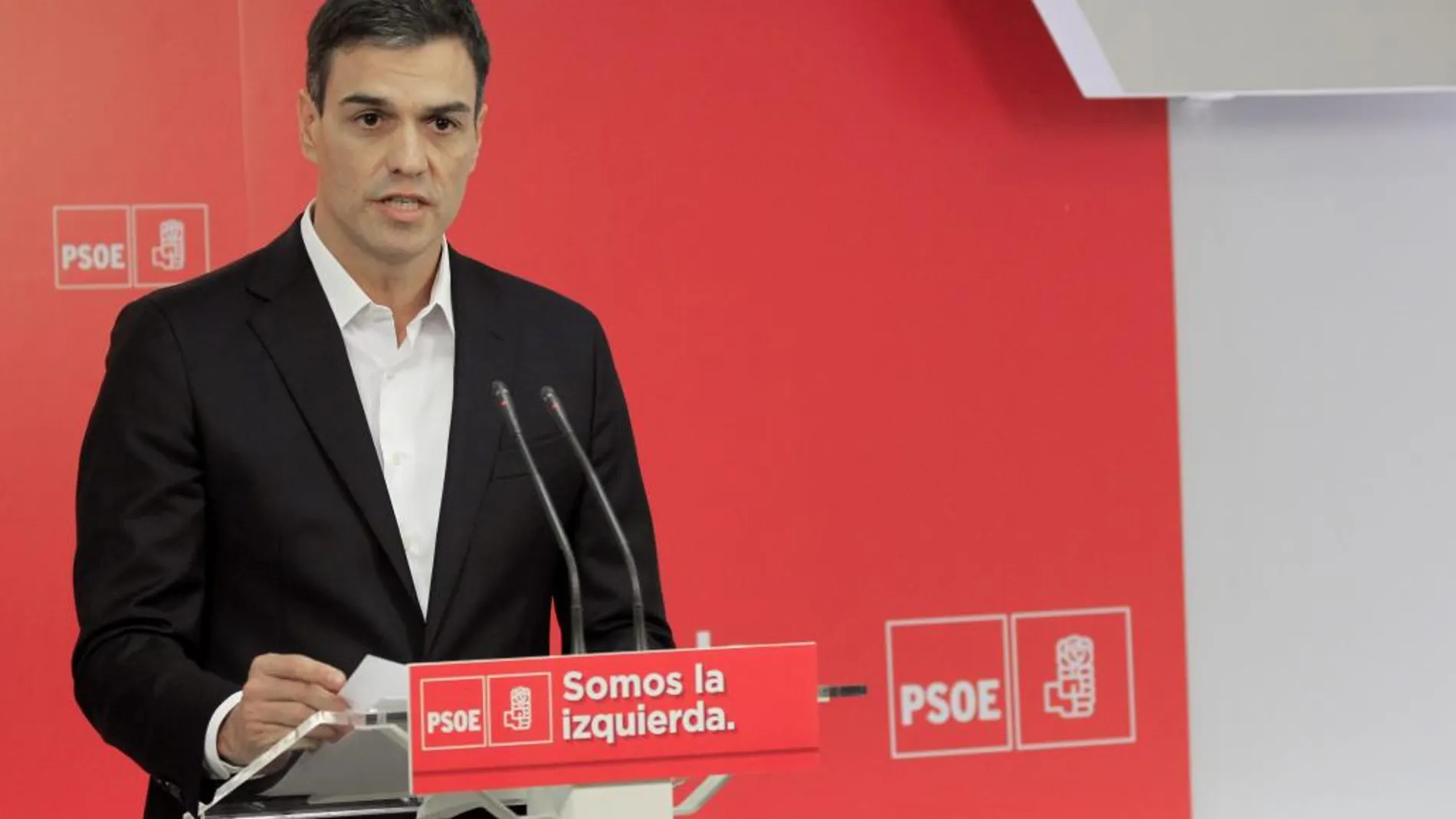 El secretario general del PSOE, Pedro Sánchez, durante la rueda de prensa que ofreció hoy tras la declaración del presidente del Gobierno, Mariano Rajoy, en la Audiencia