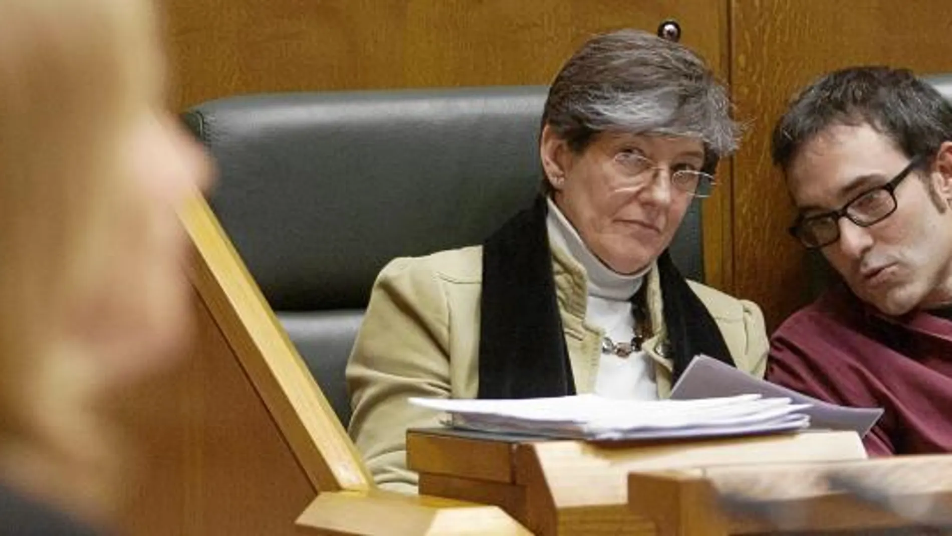 Laura Mintegi y Julen Arzaga escuchan a Arantza Quiroga, ayer, en el Parlamento vasco