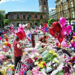 Tributos florales a las víctimas del atentado del Manchester Arena en la plaza de Santa Ana, ayer