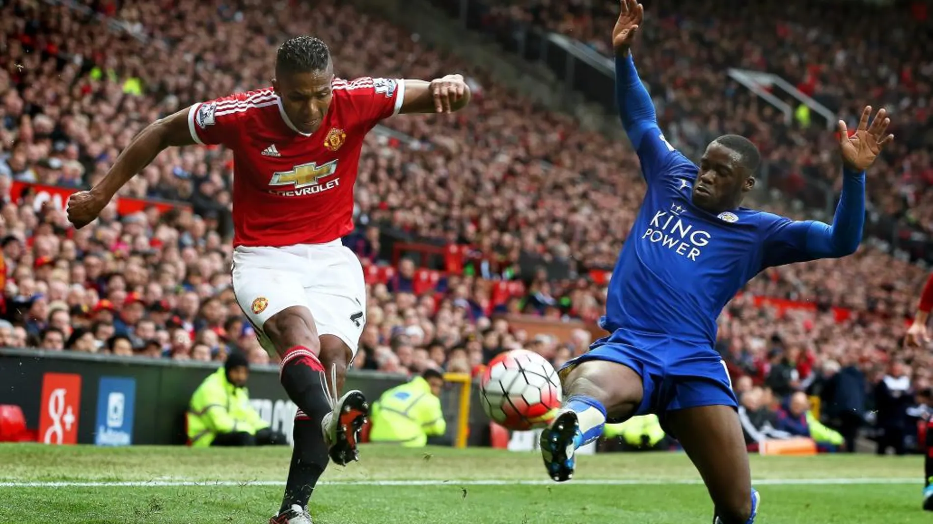 Un momento del encuentro entre el Manchester United y el Leicester en Old Trafford.
