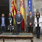 Los consellers firmaron ayer el Código de Buen Gobierno y los altos cargos tienen un mes para suscribirlo