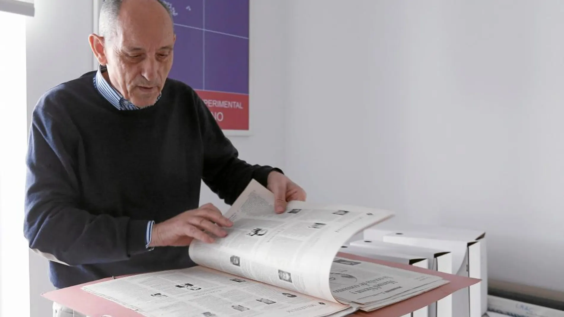 El director de la Fundación, Antonio Piedra, hojea material de los archivos donados por Luis Alberto de Cuenca