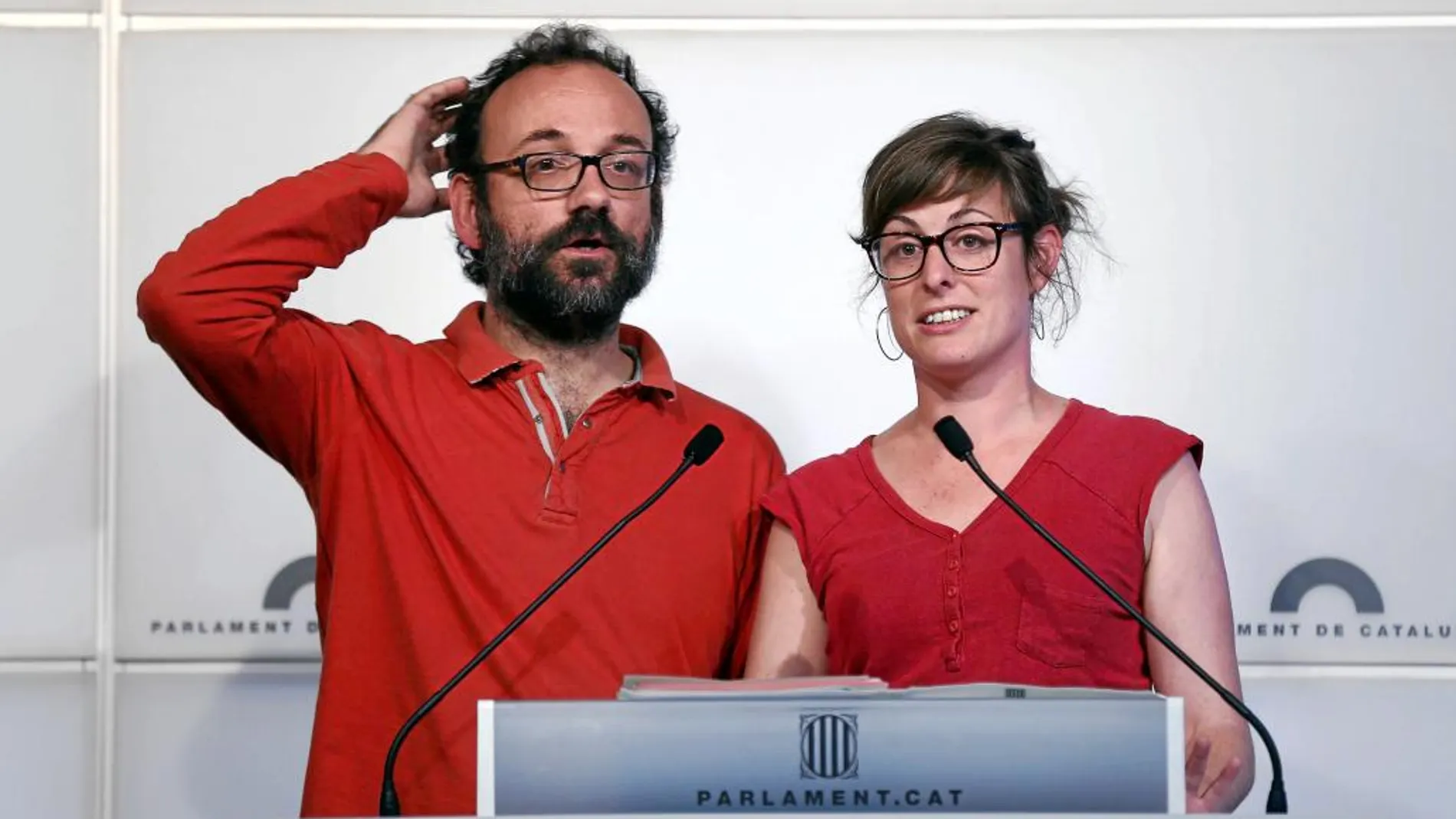 El diputado de la CUP, Benet Salellas, con su compañera Mireia Vehí, habla de «movimientos» para desbloquear los presupuestos