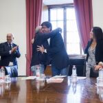 Juan Marín (Cs) y Juan Cornejo (PSOE-A) se abrazan tras firmar ayer el acuerdo de Presupuestos para 2018