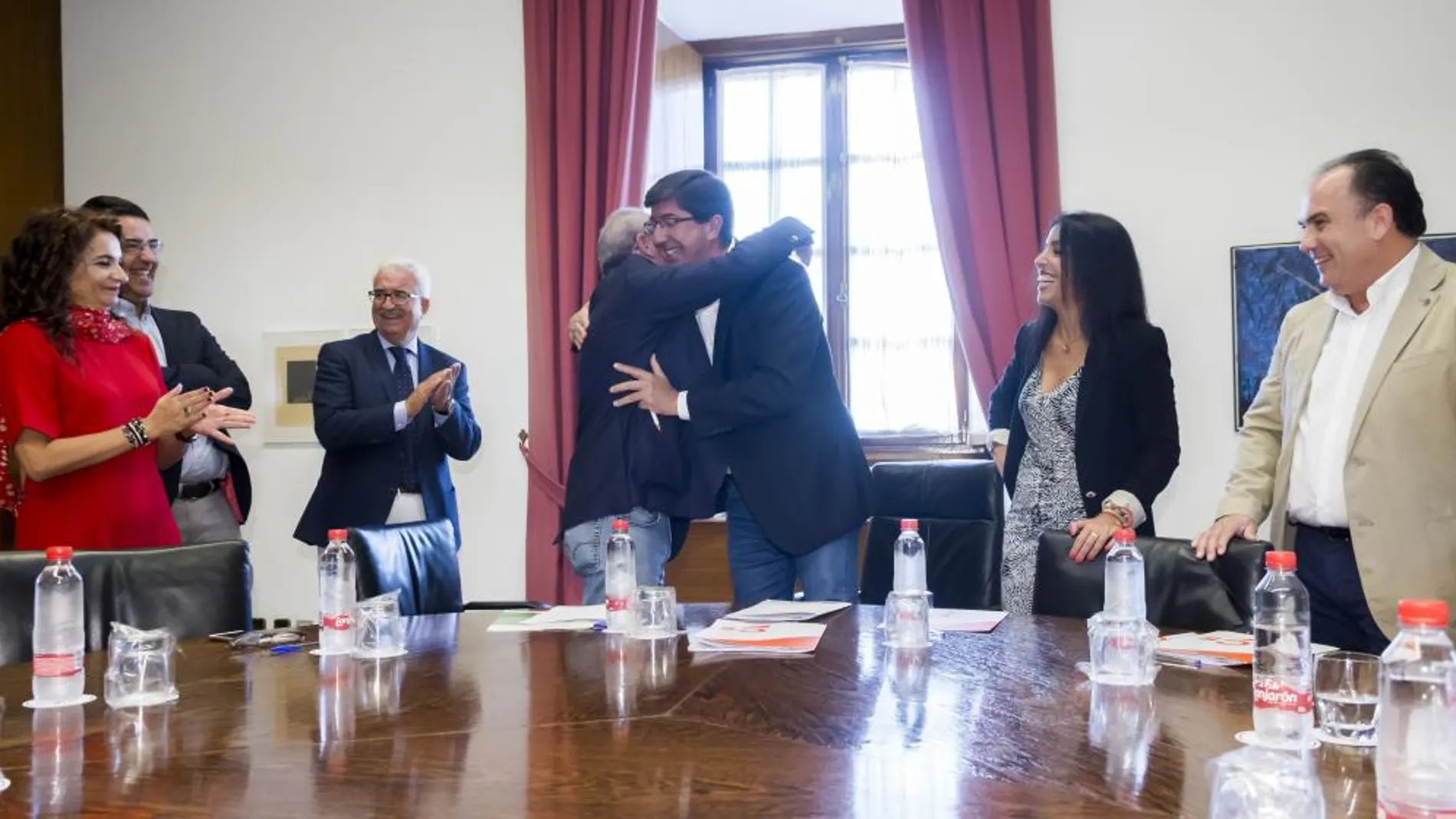 Juan Marín (Cs) y Juan Cornejo (PSOE-A) se abrazan tras firmar ayer el acuerdo de Presupuestos para 2018