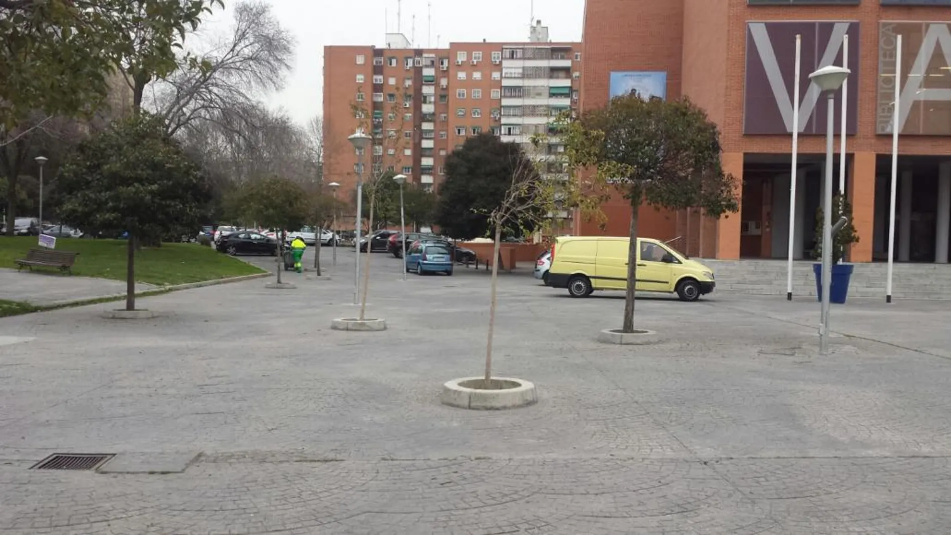 Zona donde hasta ahora permitían aparcar junto al Teatro Buero Vallejo de Alcorcón