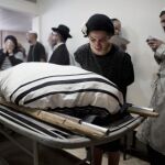 La hermana del israelí Aaron Bennett, junto a su cadáver en el funeral que ha tenido lugar hoy en Jerusalen.
