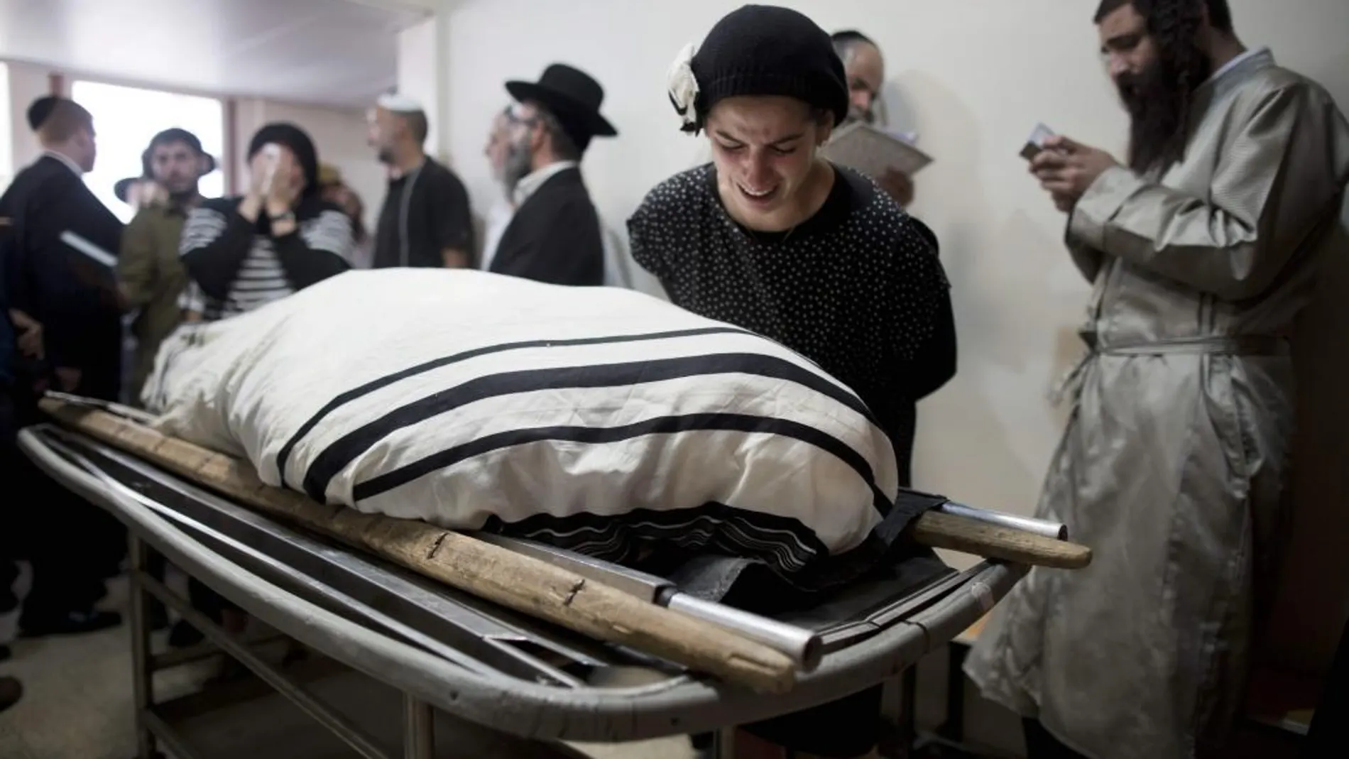 La hermana del israelí Aaron Bennett, junto a su cadáver en el funeral que ha tenido lugar hoy en Jerusalen.