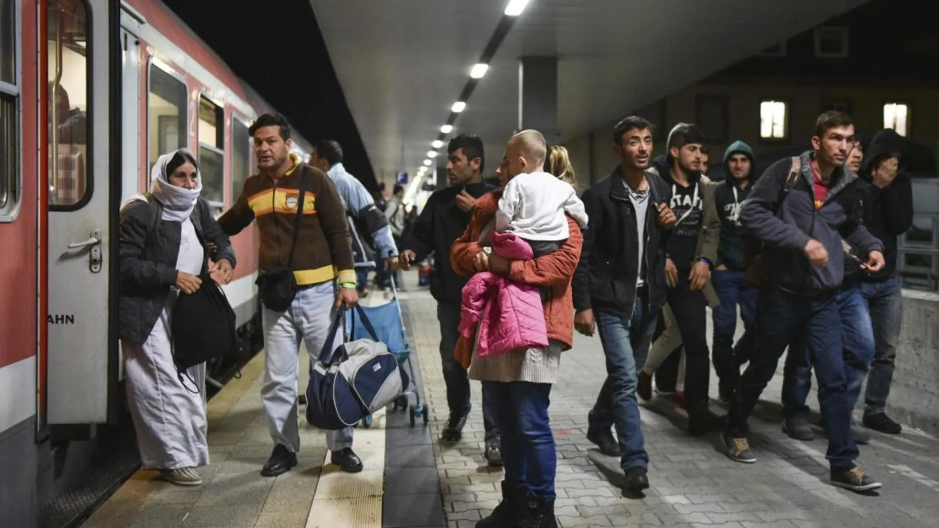 Un grupo refugiados a su llegada a la estación central de trenes de Mannheim procedentes de la ciudad fronteriza austro-alemana de Freilassing