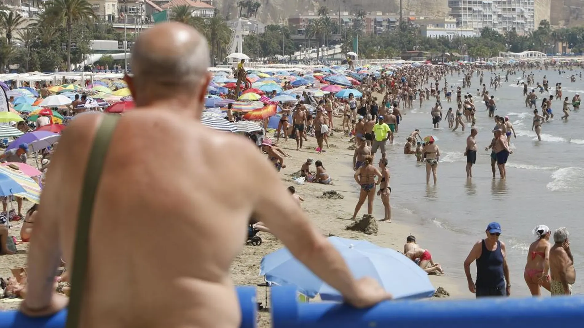 La playa de El Postiguet en Alicante