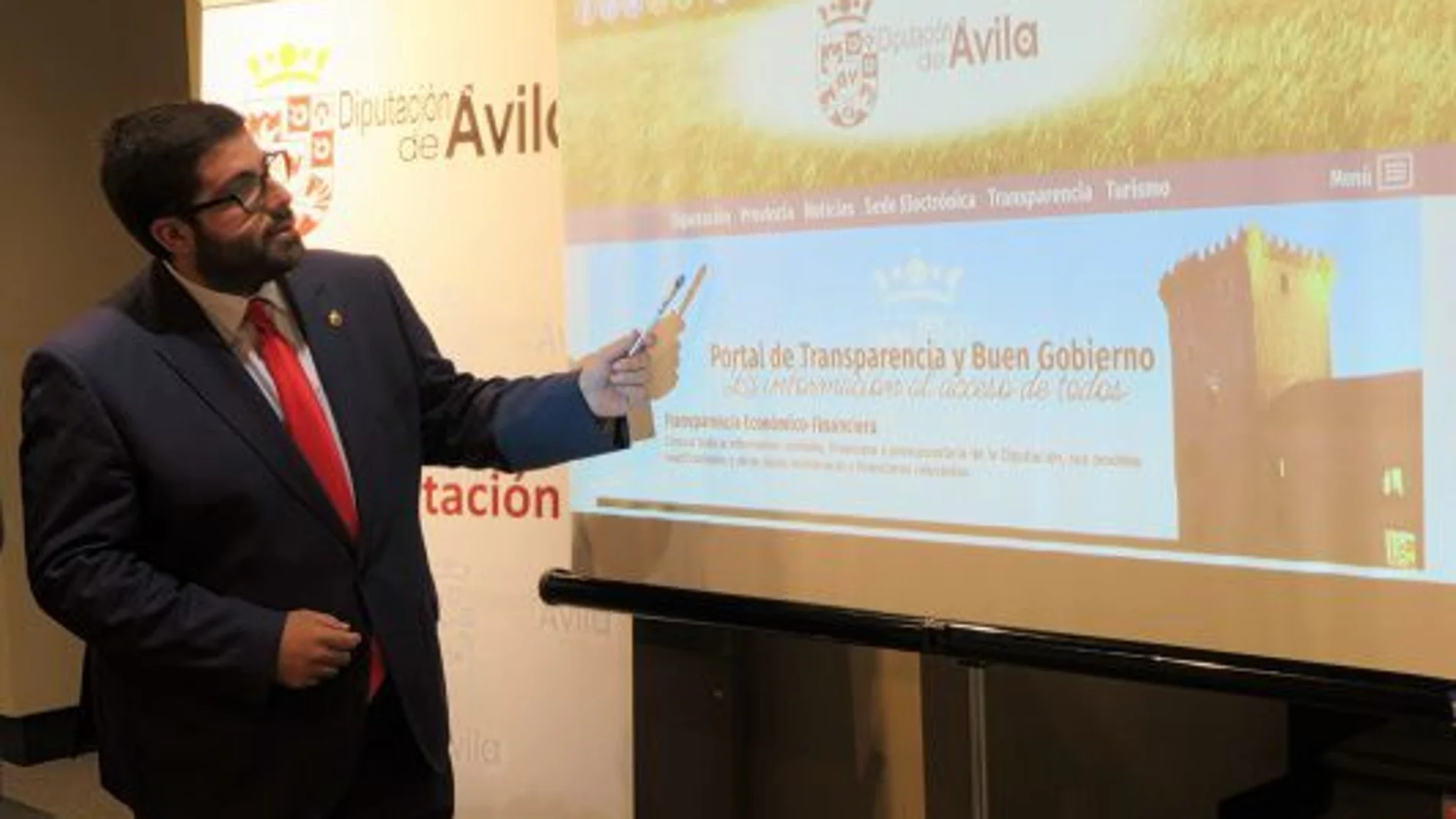 El presidente de la Diputación, Jesús Manuel Sánchez, presenta la web
