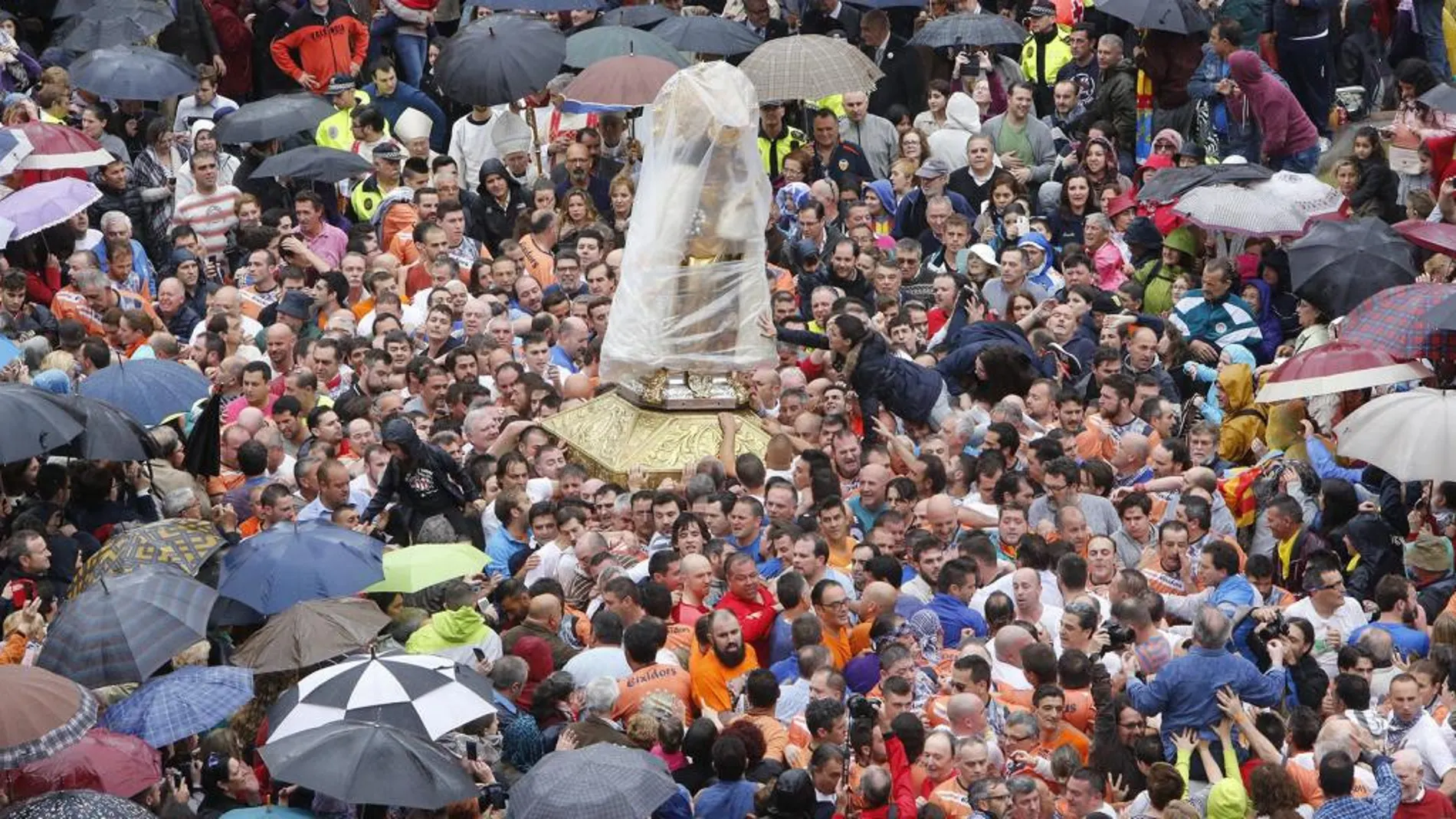 El tradicional traslado de la patrona de los valencianos se prolongó durante 25 minutos durante los cuales la lluvia no dio tregua alguna. Por ello, la Virgen tuvo que ser cubierta con un plástico. Centenares de devotos acudieron a la plaza para el acto.
