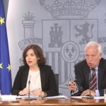 Soraya Sáenz de Santamaría y José Manuel García Margallo en la rueda de prensa tras el Consejo de Ministros
