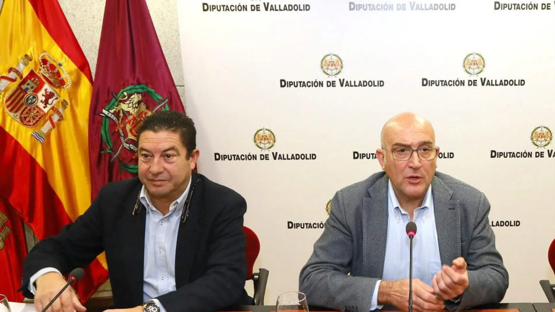 El presidente de la Diputación de Valladolid, Jesús Julio Carnero y el diputado Alberto Collantes durante la jornada de alcaldes y ediles