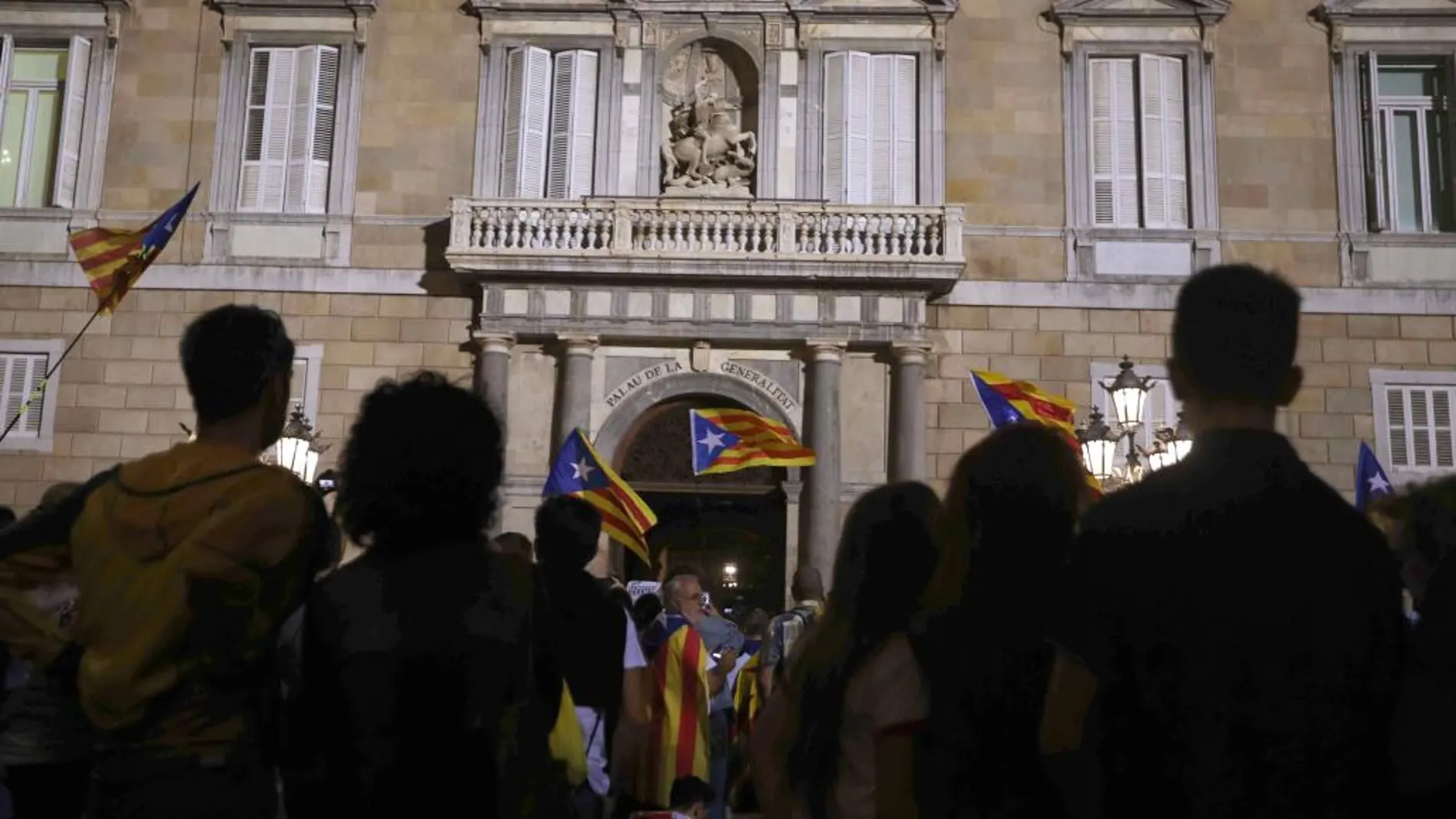 Imagen de archivo de un grupo de ciudadanos que se concentran delante del Palau de la Generalitat