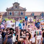 Cineastas, actores y productores, con carteles de película en mano, ayer frente al Parlament de Cataluña