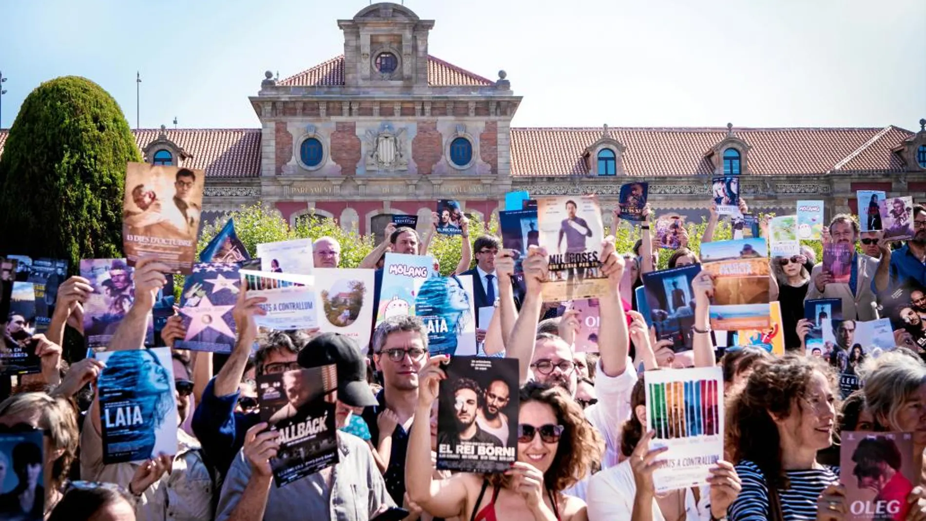 Cineastas, actores y productores, con carteles de película en mano, ayer frente al Parlament de Cataluña