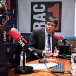 Fotografía facilitada por la Generalitat de Cataluña, de su presidente, Carles Puigdemont (d), durante la entrevista que ha concedido hoy al programa matinal "El món", de la emisora de radio RAC 1