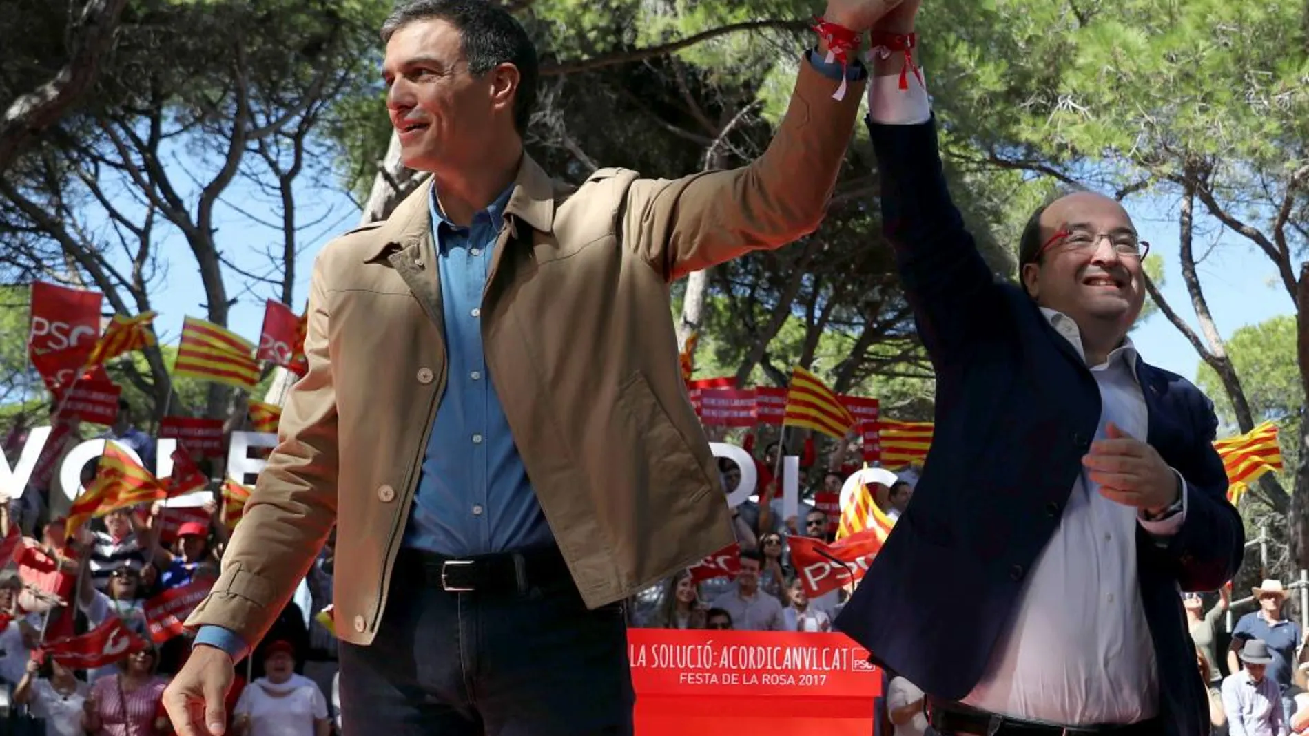 El secretario general del PSOE, Pedro Sánchez (i), y el primer secretario del PSC, Miquel Iceta (d), durante la Fiesta de la Rosa de los socialistas en Gavà