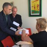 Momento en el que los dos procuradores del PSOE, Javier Izquierdo y José Francisco Martín, registran las 633 enmiendas parciales de su grupo a los presupuestos