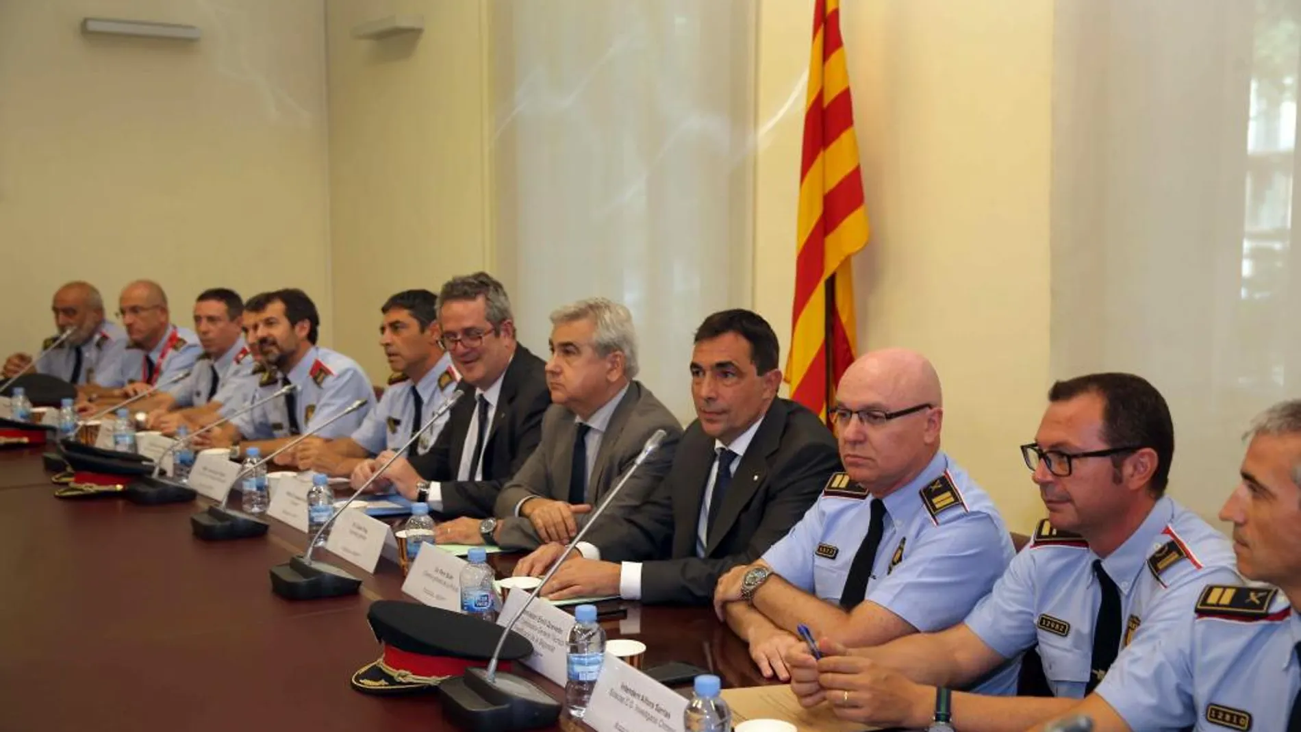 La nueva cúpula del departamento de Interior de la Generalitat celebró ayer su primera reunión con los mandos de los Mossos d’Esquadra