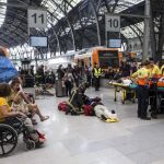 Equipos de emergencia atienden a los pasajeros que han resultado heridos al chocar un tren de Renfe contra el tope final de una vía en la Estación de Francia de Barcelona