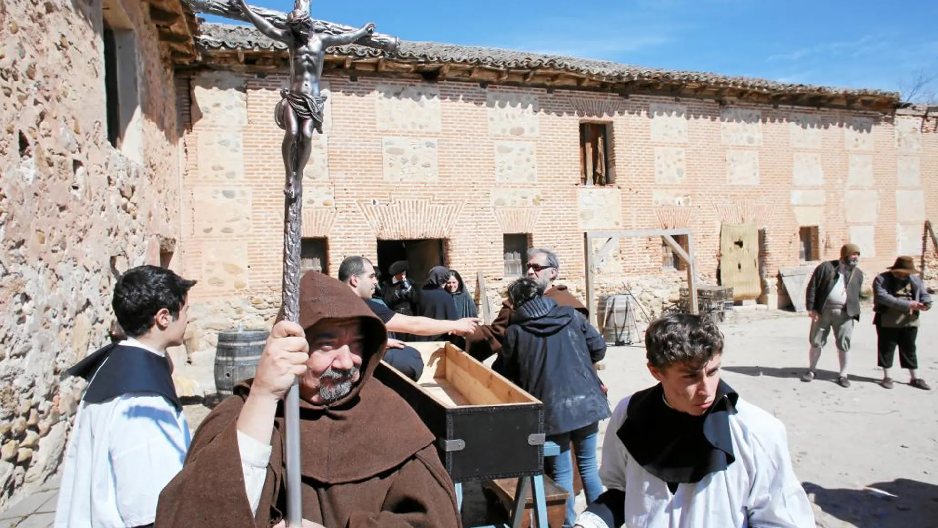 Los actores de «Cervantes: la búsqueda» minutos antes de rodar en Talamanca del Jarama la secuencia del entierro del escritor