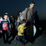 Una familia cruza la frontera entre Macedonia y Grecia en Gevgelija (Macedonia)
