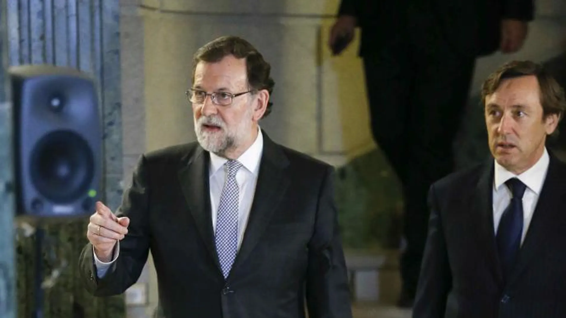 El presidente del Gobierno en funciones, Mariano Rajoy (i), junto al portavoz del PP en el Congreso, Rafael Hernando.
