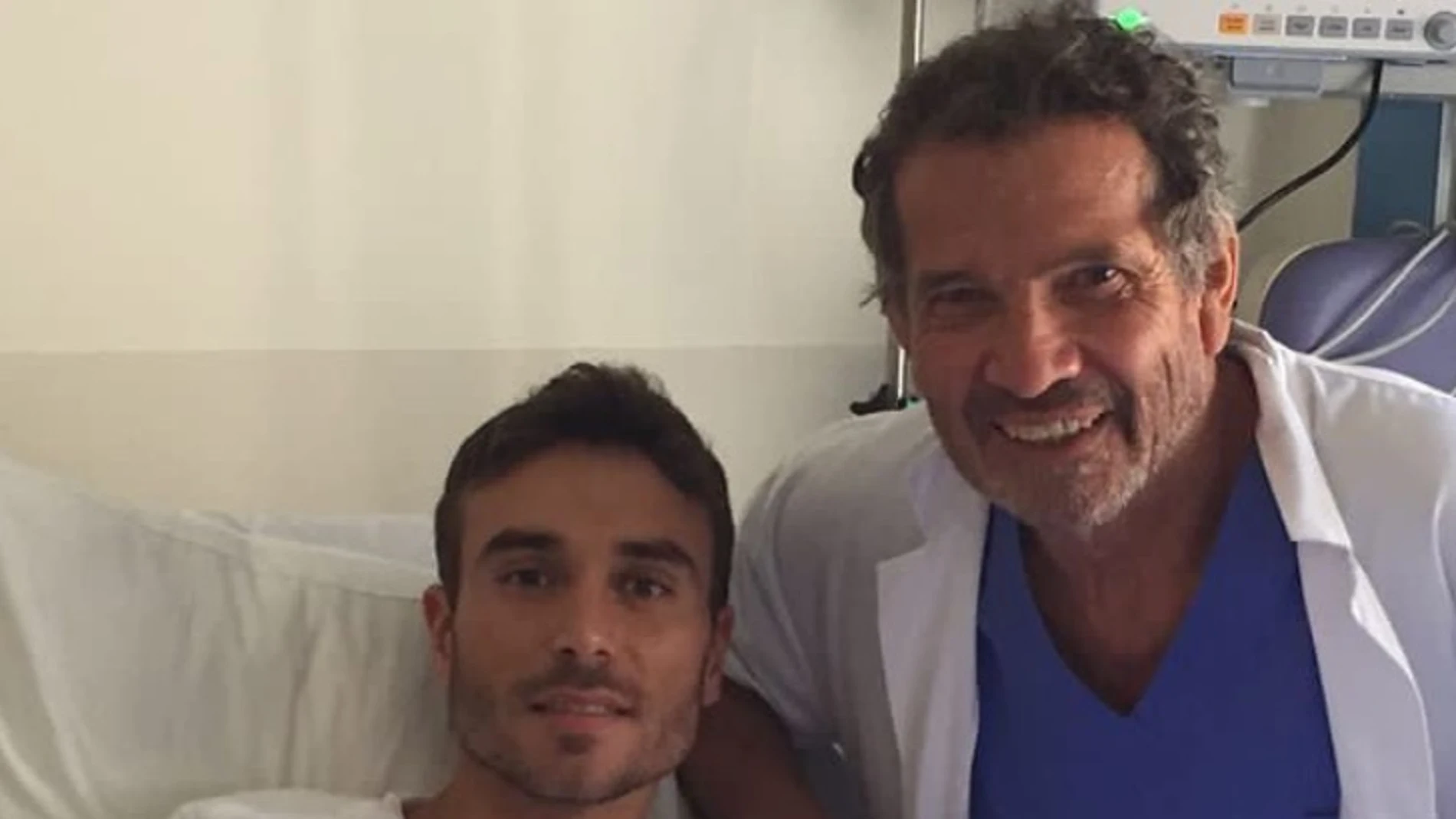 Imagen de Thomas Cerqueira junto al doctor Negre en el hospital