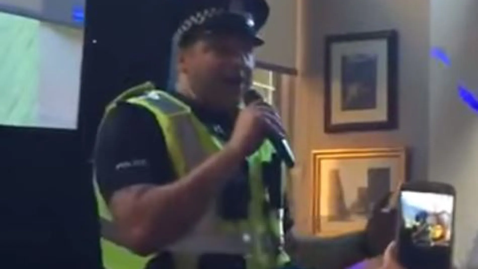 Un policía acude a un bar por una pelea y acaba triunfando en el karaoke