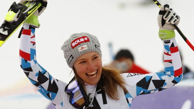 La austríaca Christine Scheyer feliz tras su triunfo en la prueba de descenso