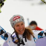 La austríaca Christine Scheyer feliz tras su triunfo en la prueba de descenso