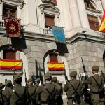 Una formación del ejército rinde honores mientras se iza la bandera de España en el Palacio de Capitanía de Barcelona con motivo de la celebración de la Pascua Militar.