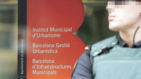 Un agente de la Guardia Civil vigila un edificio del Ayuntamiento de Barcelona