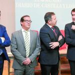 Suárez-Quiñones conversa con Miguel Rego, del Incibe, en presencia de Pablo Lago, de El Mundo, entre otros