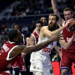 'El Chacho' Rodríguez intentando un pase ante el base estadounidense del Brose Baskets Brad Wanamaker